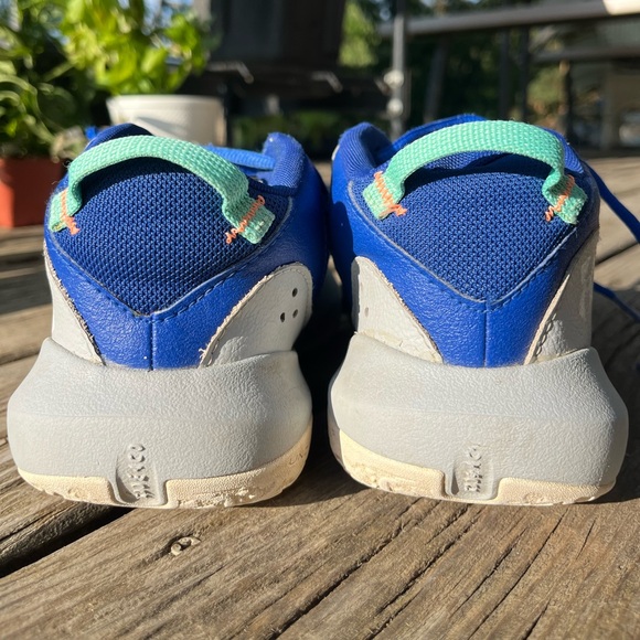 Under Armour Size 5 Youth Gym Shoes Colorful Blue Tennis Shoes Kids Sneakers - Picture 4 of 13